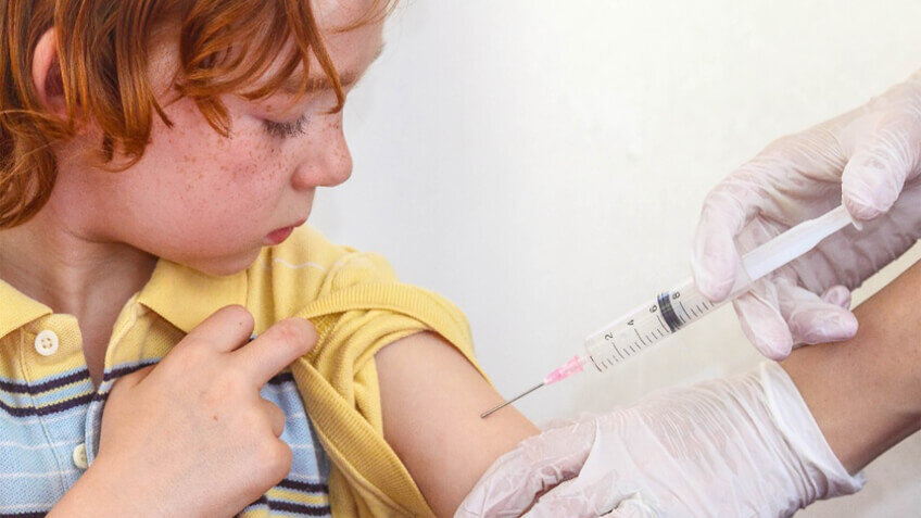والدین در انجام واکسیناسیون کودکان تردید نکنند