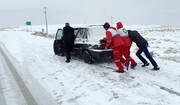 امداد رسانی به ۴۰۰ مسافر گرفتار در برف در جاده های کردستان