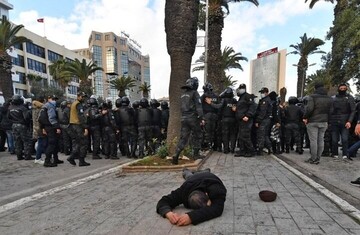 تحولات در تونس؛ تداوم اعتراض‌ها و ضرب و شتم معترضان