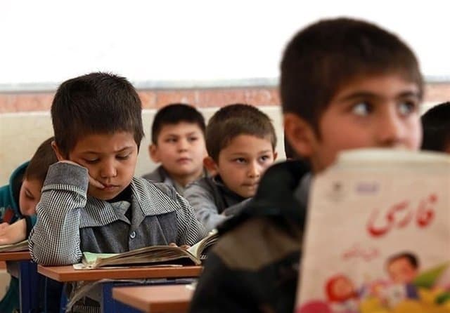 کودکان مهاجر از آموزش بازماندند؛ خانهنشینی دانشآموزان افغانستانی در فصل مدارس