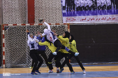 دیدار دو تیم هندبال زنان سپاهان اصفهان و اشتادسازه مشهد