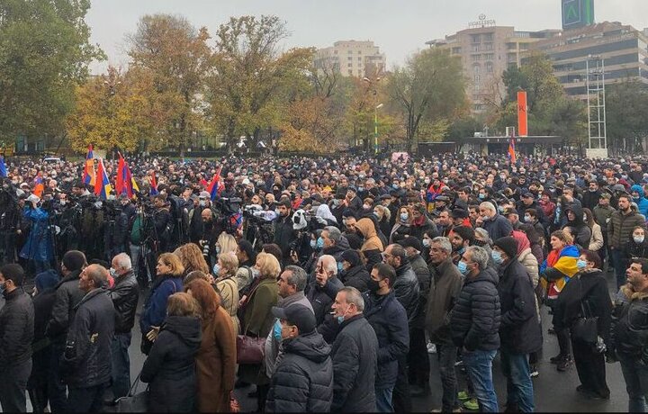 معترضان ارمنی: پاشینیان تا سه‌شنبه استعفاء دهد