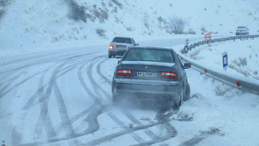 ریزش برف تردد در گردنه‌های همدان را کُند کرد

