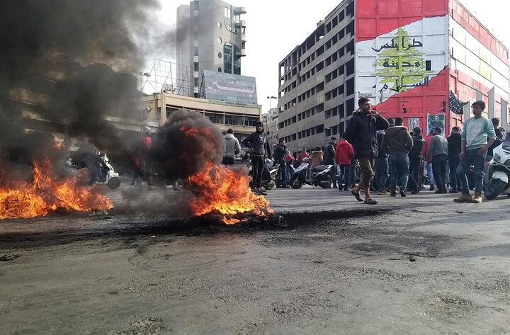 معترضان لبنانی مسیرهای اصلی بیروت را مسدود کردند