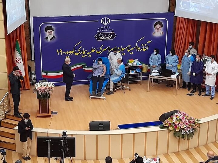  آغاز واکسیناسیون کرونا در ایران با تزریق به فرزند وزیر بهداشت
