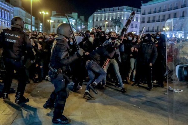 درگیری معترضان با پلیس اسپانیا برای سومین شب متوالی