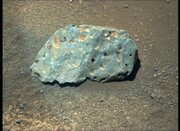 "استقامت" در حال بررسی راز سنگ عجیب یافت شده در مریخ!