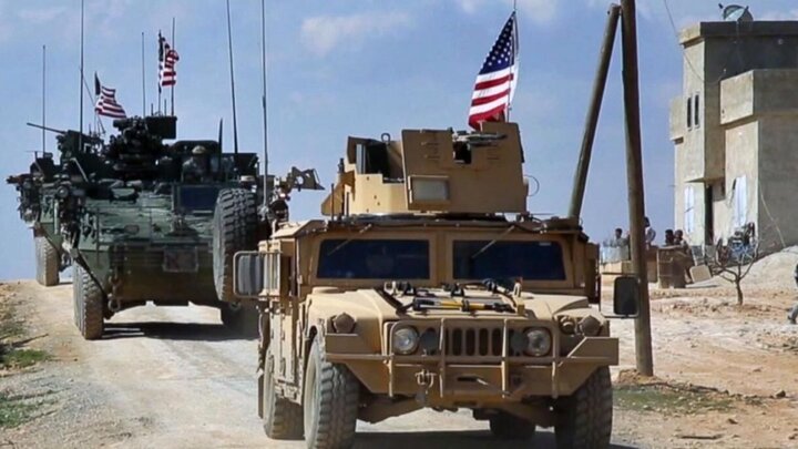 انهدام ۲ کامیون ارتش آمریکا در انفجار بمب کنار جاده‌ای در سوریه