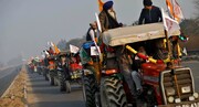 صدها کشاورز معترض هندی بدون توجه به محدودیت‌های کرونا راهی دهلی‌نو شدند