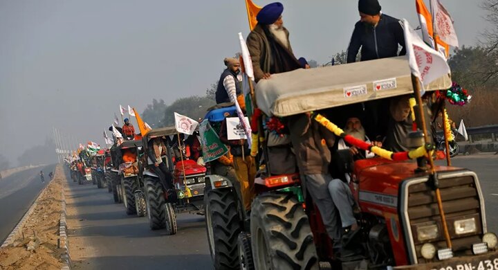 صدها کشاورز معترض هندی بدون توجه به محدودیت‌های کرونا راهی دهلی‌نو شدند

