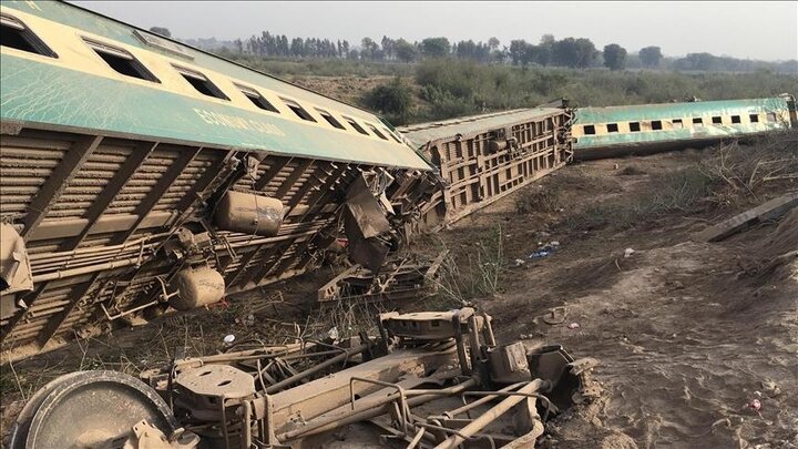 ده‌ها کشته و زخمی در پی خروج قطار از ریل در پاکستان