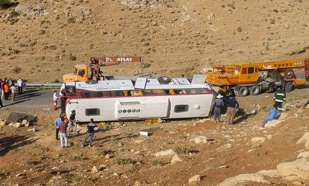۲فوتی و ۲۱ مصدوم در حادثه واژگونی اتوبوس خبرنگاران در نقده + اسامی
