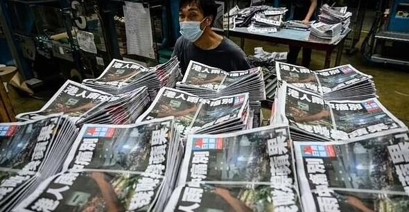 پلیس هنگ‌کنگ نویسنده ارشد روزنامه اپل دیلی را بازداشت کرد
