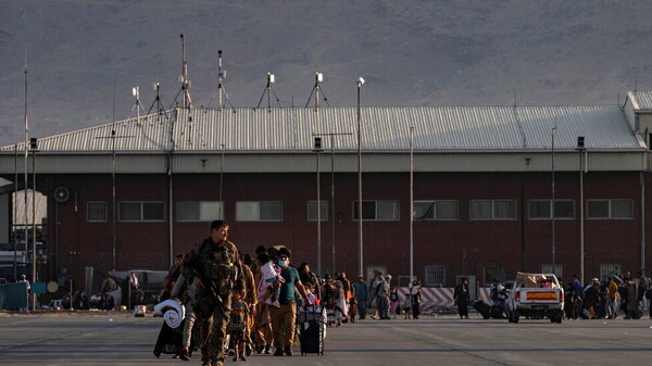 بازدید غیر منتظره دو عضو مجلس نمایندگان آمریکا از فرودگاه کابل

