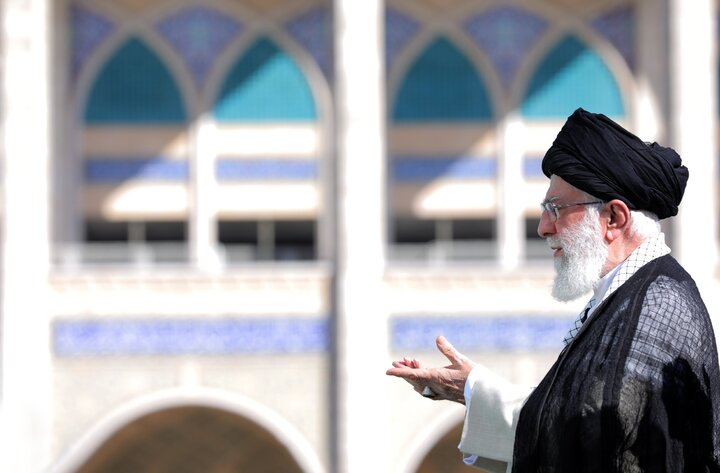 رهبر انقلاب بر پیکر پاک علامه "حسن‌زاده آملی" نماز می‌خوانند