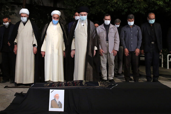 رهبر انقلاب بر پیکر علامه حسن‌زاده آملی نماز خواندند