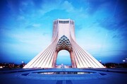 مدال نمادین افتخار انقلاب اسلامی بر گردن برج آزادی آویخته شد+عکس