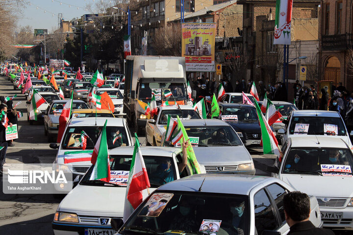 ایرانیان برای جشن پیروزی انقلاب اسلامی پشت فرمان نشستند