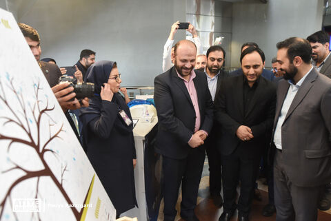 بازدید علی بهادری‌جهرمی از نمایشگاه «رسم تعاون»