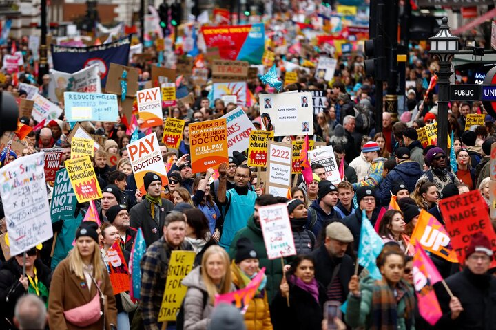 معلمان بریتانیایی هم به موج اعتصاب‌های خدمات عمومی پیوستند