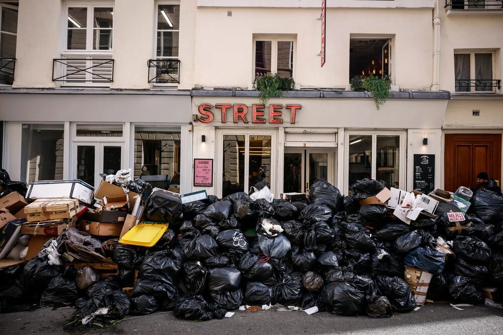 در پی اعتصاب کارگران جمع‌آوری زباله بوی تعفن پاریس را دربر گرفت