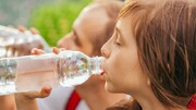 نوشیدنی‌های قندی ۱۰۰ برابر بیشتر از آب درون بطری دارای پلاستی سایزر هستند