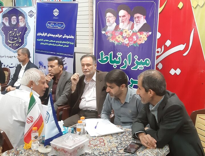 برپایی میز ارتباط مردمی مدیریت درمان تامین‌اجتماعی بوشهر در مصلای نماز جمعه