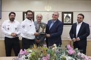 تجلیل وزیر بهداشت از قهرمان اورژانس تهران
