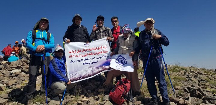 گروه کوهنوردی مدیریت درمان تامین‌اجتماعی کرمانشاه بر فراز قله بوزسینا ایستاد